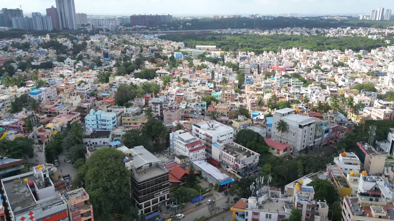 la ciudad de bangalore se superpone a la vista del dron.