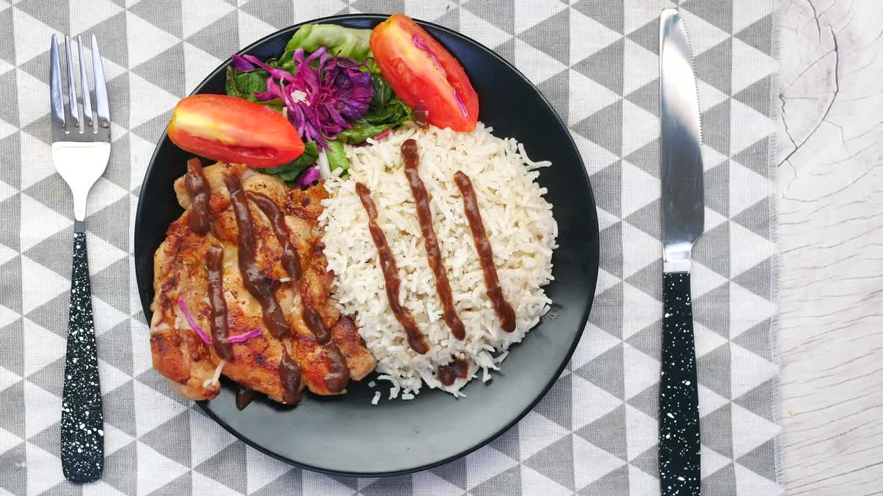 bistec de pollo con arroz y ensalada