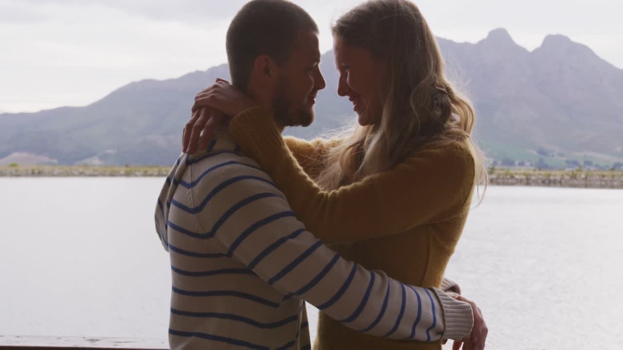 pareja caucásica pasando tiempo en casa juntos, abrazándose, mirándose el uno al otro