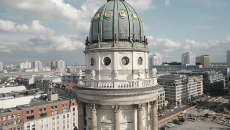 primer plano aéreo de la torre de la catedral francesa en berlín, día nublado en alemania del este