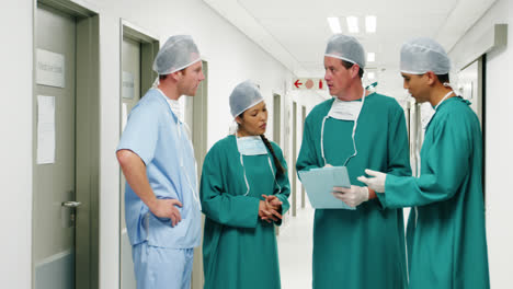 cirujanos hombres discutiendo sobre informes médicos