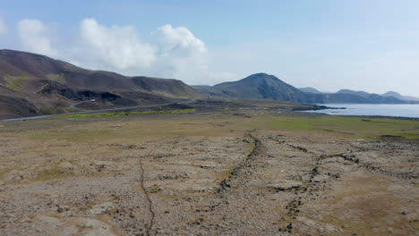 Vista-De-Drones-De-Islandia-Impresionante-Y-Surrealista-Paisaje-Costero.-Vista-Aérea-De-La-Carretera-De-Circunvalación,-La-Ruta-1-De-La-Autopista-Que-Recorre-Toda-La-Isla