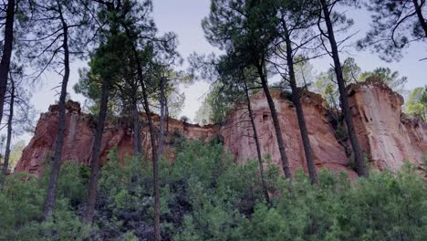 Rocas-Ocres-Para-Hacer-Pinturas-Para-Pintores-Entre-Algunos-árboles-Al-Atardecer.