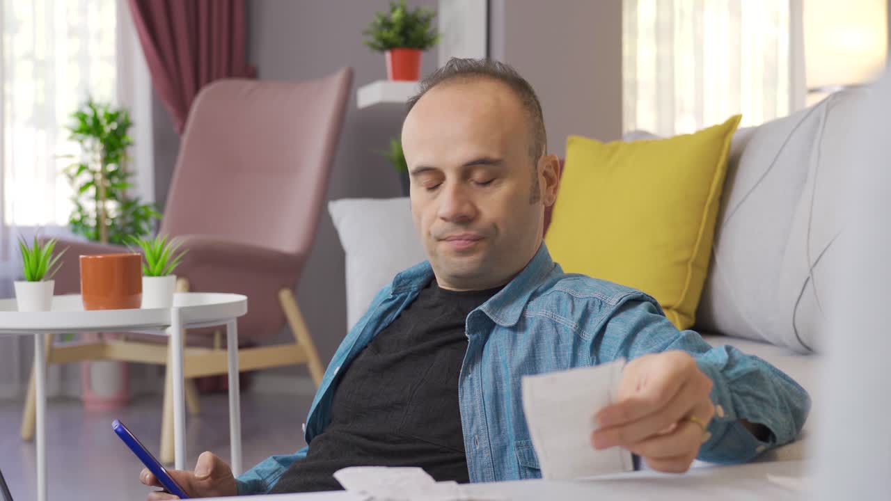 el padre de familia está desesperado, tratando de pagar las altas facturas y deudas acumuladas.