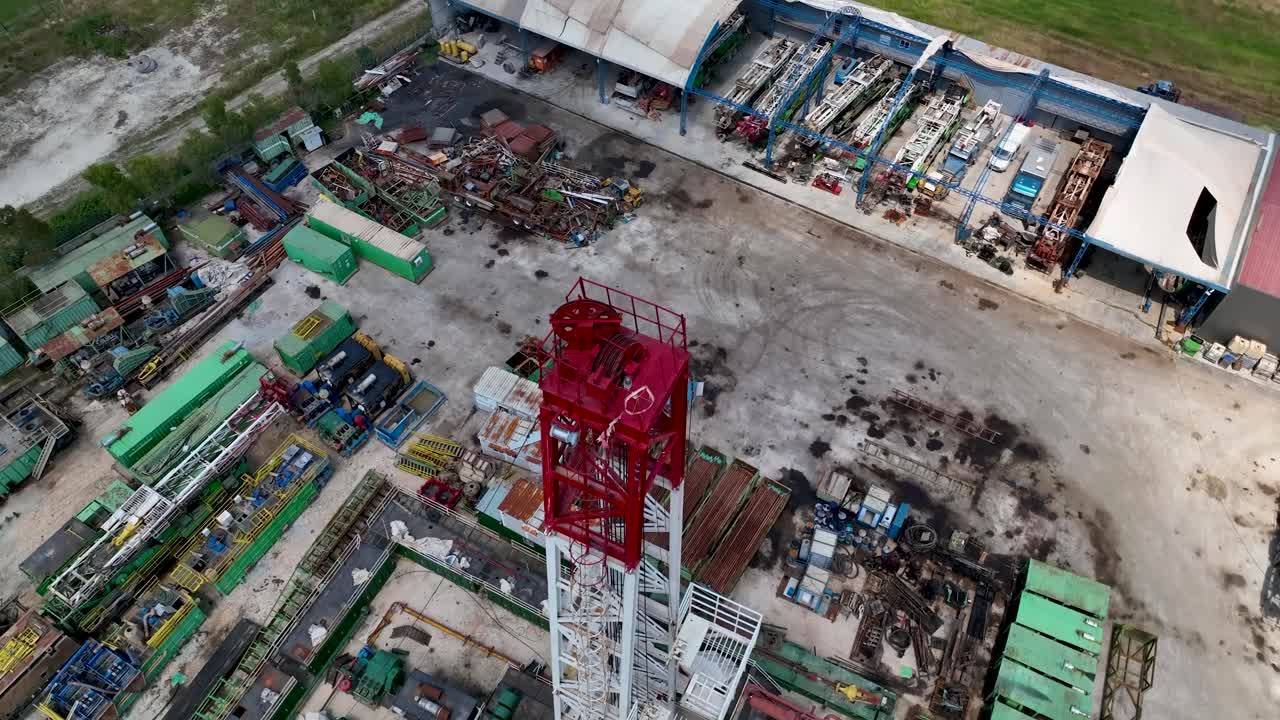 plataforma de perforación de petróleo con maquinaria y contenedores en un sitio industrial
