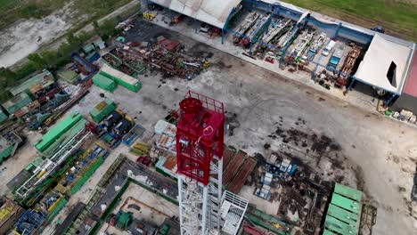 Oil-drilling-rig-with-machinery-and-containers-in-an-industrial-site