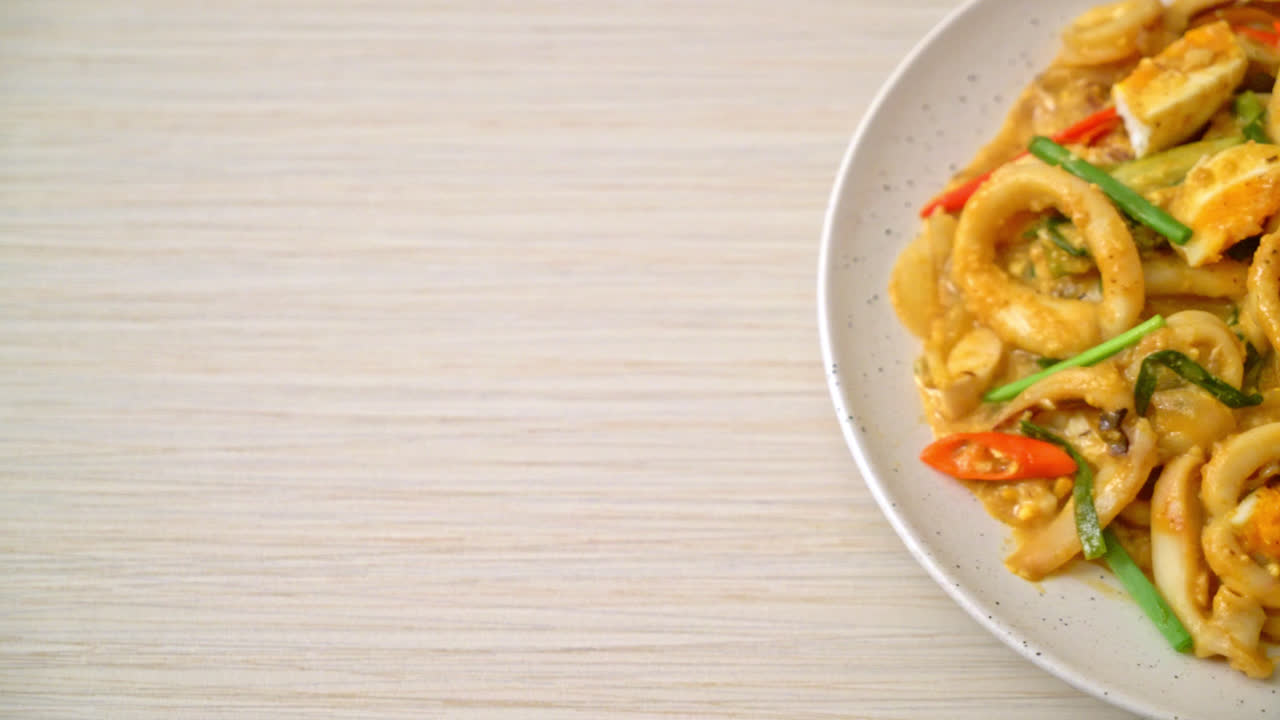 소금 계란과 함께 튀긴 오징어 또는 문어를 저어 - 아시아 음식 스타일