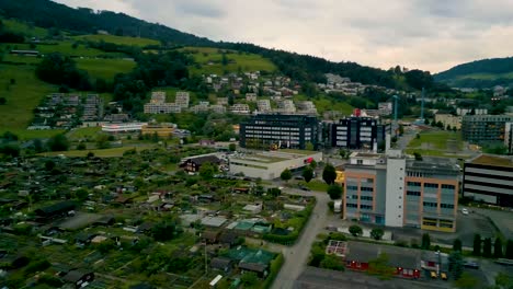 video de dron 4k de un parque comercial y jardín comunitario en kriens, suiza en una noche de verano