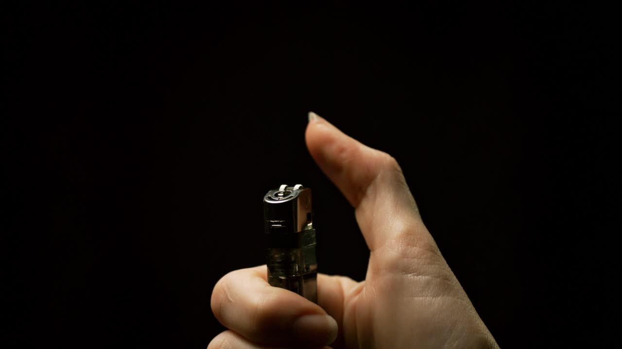 flor de llama: experimente la hipnotizante exhibición de chispas y llamas que se encienden desde un encendedor de mano, todo se desarrolla en cautivadora cámara lenta