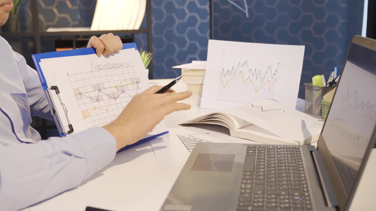 비즈니스맨이 온라인 회의에서 차트에 대해 논의하고 데이터를 분석하고 수집합니다.