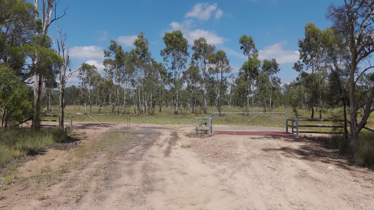 드론은 광활한 오스트레일리아 부시 풍경을 포착합니다.