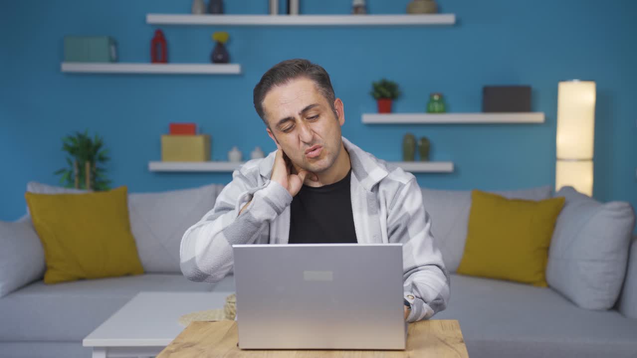 el hombre con dolor de cuello.