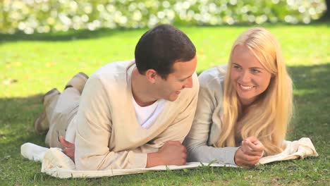 Pareja-Joven-Hablando-Afuera