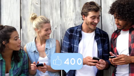amigos multi-raciales que usan teléfonos inteligentes
