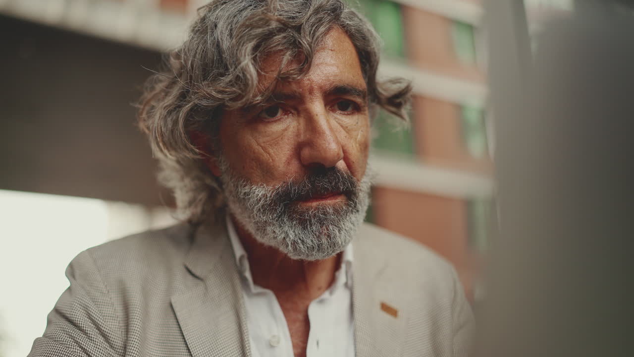 retrato de un hombre mayor con cabello gris y barba
