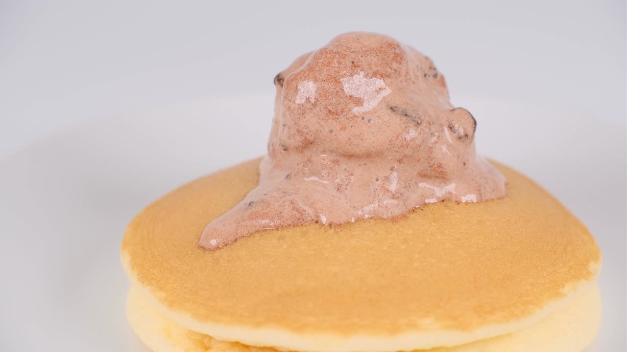 초콜릿 쿠키 아이스크림과 함께 팬케이크