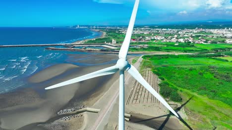 turbina eólica giratoria en la costa de taiwán en verano
