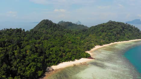 Toma-Aérea-De-La-Hermosa-Isla-Tropical-En-El-Mar-De-Andaman-En-Tailandia---Koh-Kradan