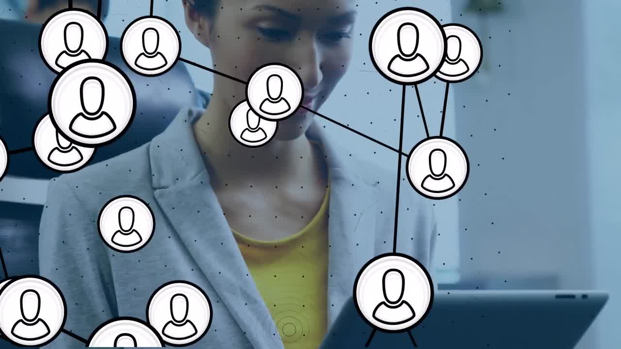 animación de una red de iconos digitales sobre una mujer de negocios en la oficina.