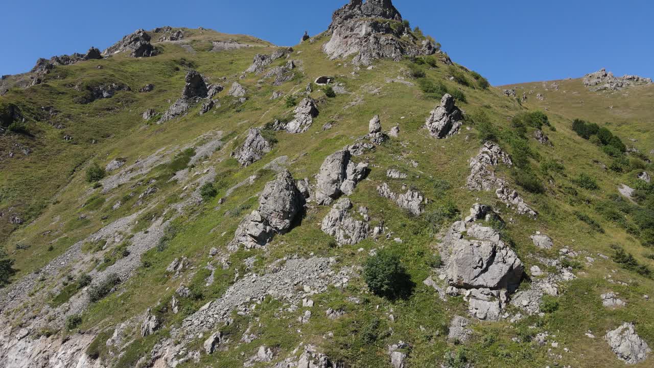 el camino que pasa por las altas montañas del mar negro, vista aérea del coche, vista de avión no tripulado de la cumbre