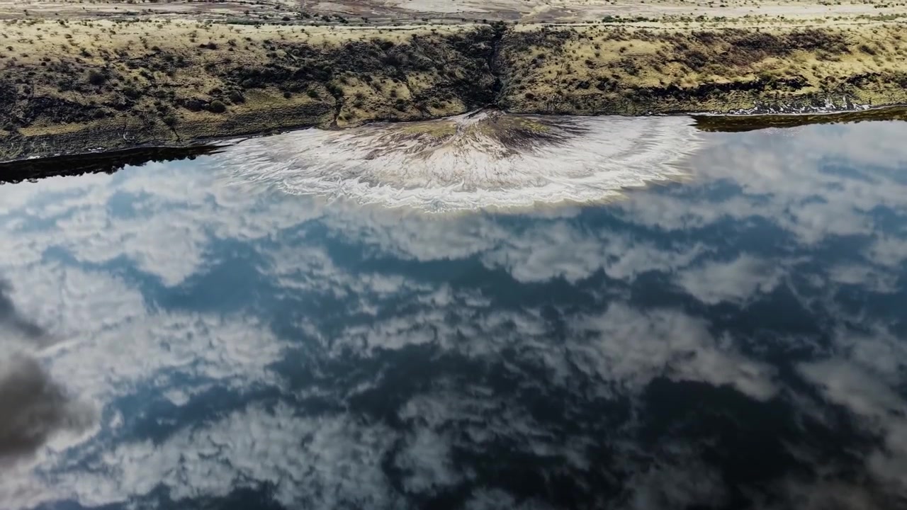 Magadisjön, Kenya. En saltsjö med alkaliskt vatten och sodaaska, med trona-mineralfyndigheter i Riftdalen, Kenya. En kenyansk sjö med trona.