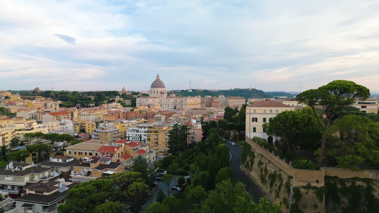 hermosa toma de boom revela la ciudad del vaticano el país más pequeño del mundo