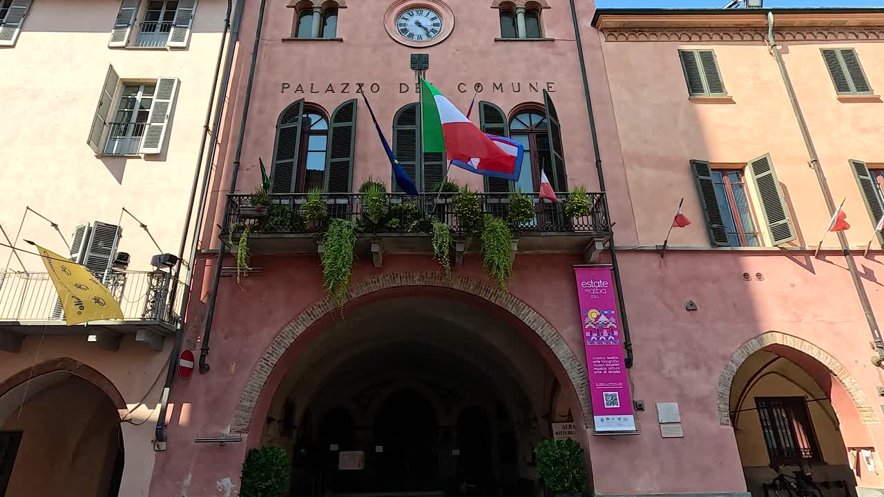 발이 있는 역사적인 건물의 전면