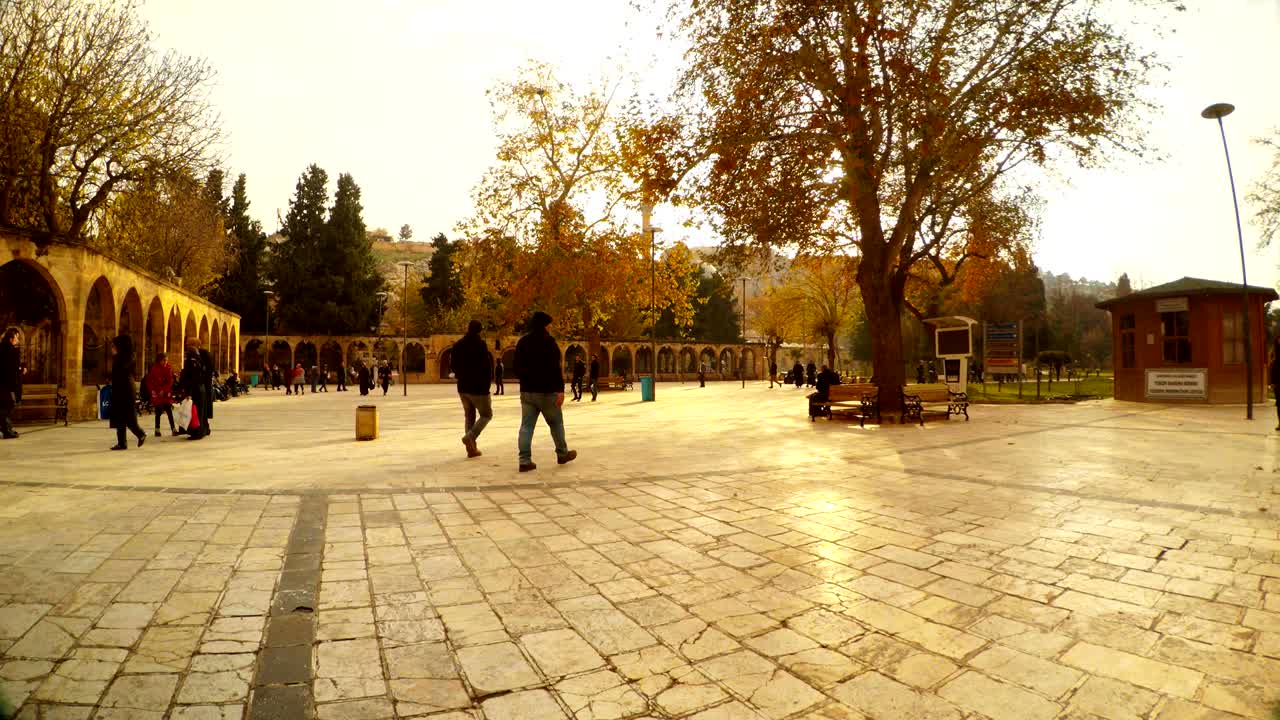 plaza cerca de la mezquita de hasanpasha con la gente al-ruha