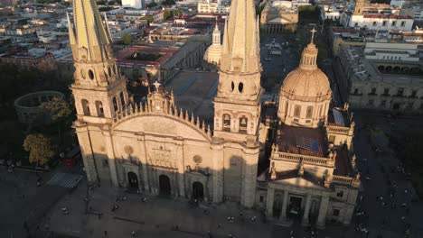 Drohnenflug-über-Guadalajara,-Mexiko,-Stadtkirche,-Kathedrale,-Wahrzeichen-Der-Lateinamerikanischen-Kolonialarchitektur,-Eingang-Mit-Menschen-Und-Stadtpanorama,-Einspielung,-Reiseort