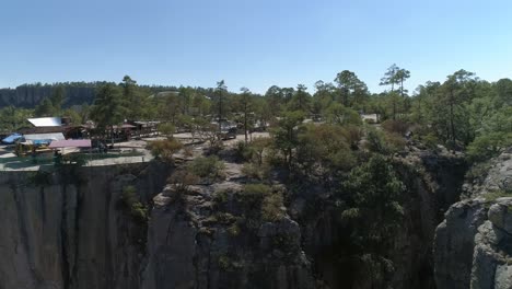 Toma-Aérea-De-Piedra-Volada-Y-El-Parque-En-Divisadero,-Región-De-Las-Barrancas-Del-Cobre,-Chihuahua