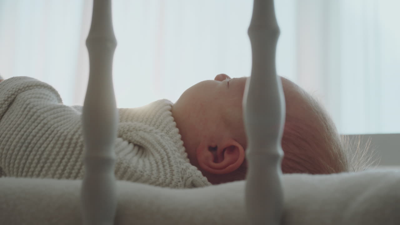 Bambino che dorme nella culla