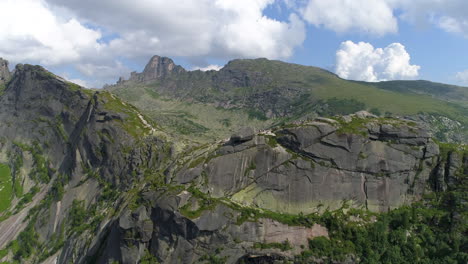 Vuelo-A-La-Cima-De-La-Montaña