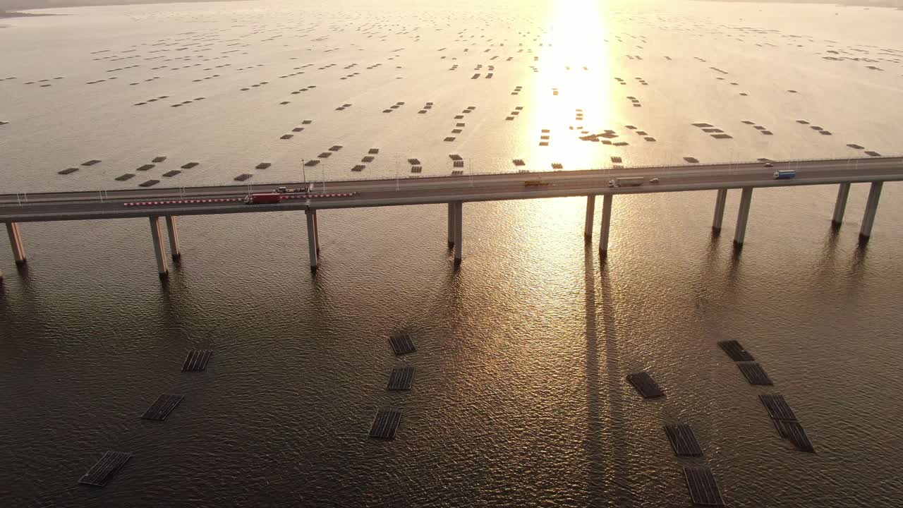 해가 질 때 홍콩-선전 베이 브리지의 교통량, 물고기와 굴 양식장, 공중 전망