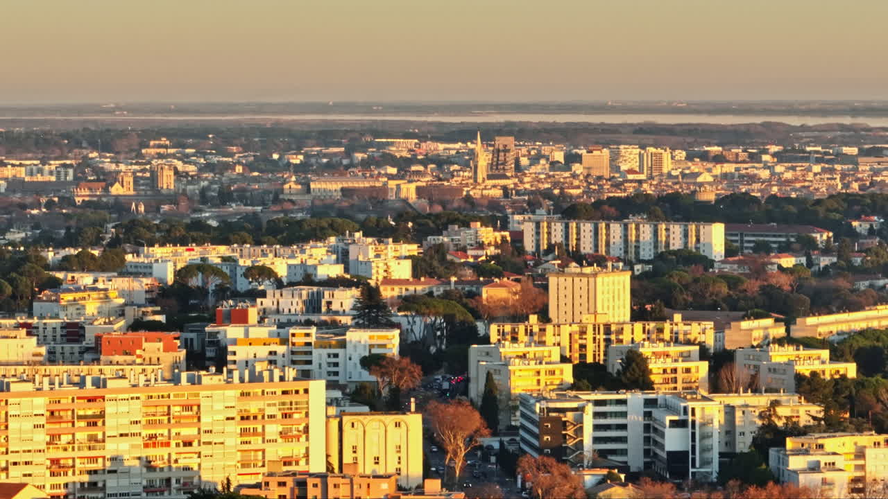 빛이 비치는 라 모손: 몽펠리에의 건물들이 해안 지평선에 치는 곳.