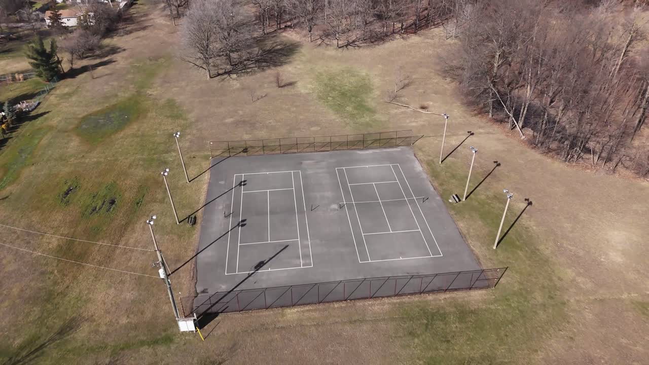 tomada de un avión no tripulado de una cancha de tenis vacía en un parque público