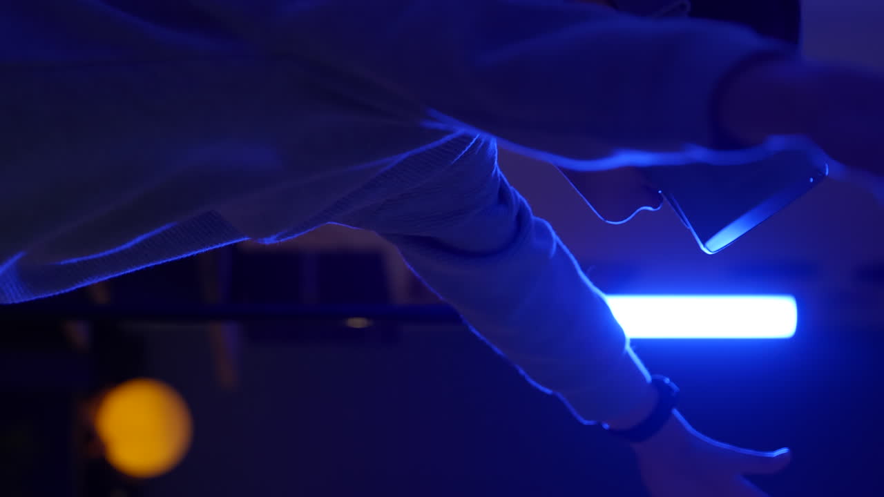 수직, 빛나는 푸른 방에서 메타버스를 탐험하는 증강 가상 현실 고글을 착용한 십대