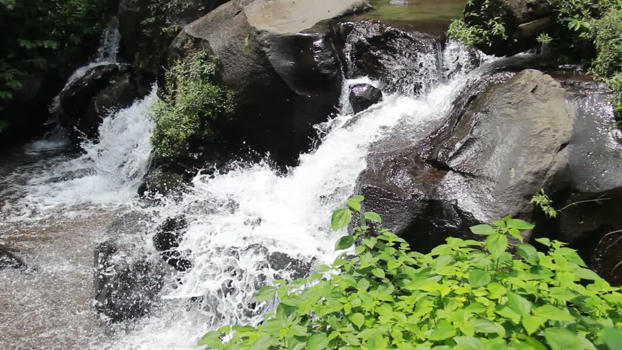 el agua del río que corre a través de las rocas negras
