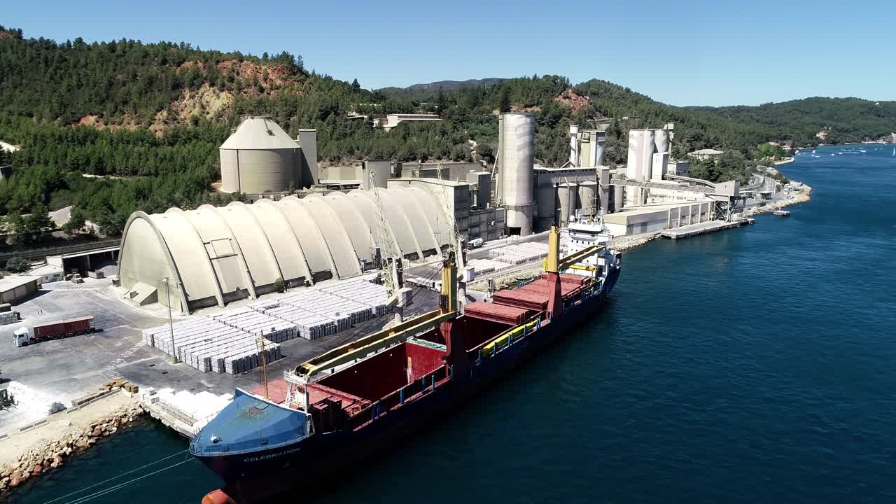 바다 근처에 있는 큰 시멘트 공장