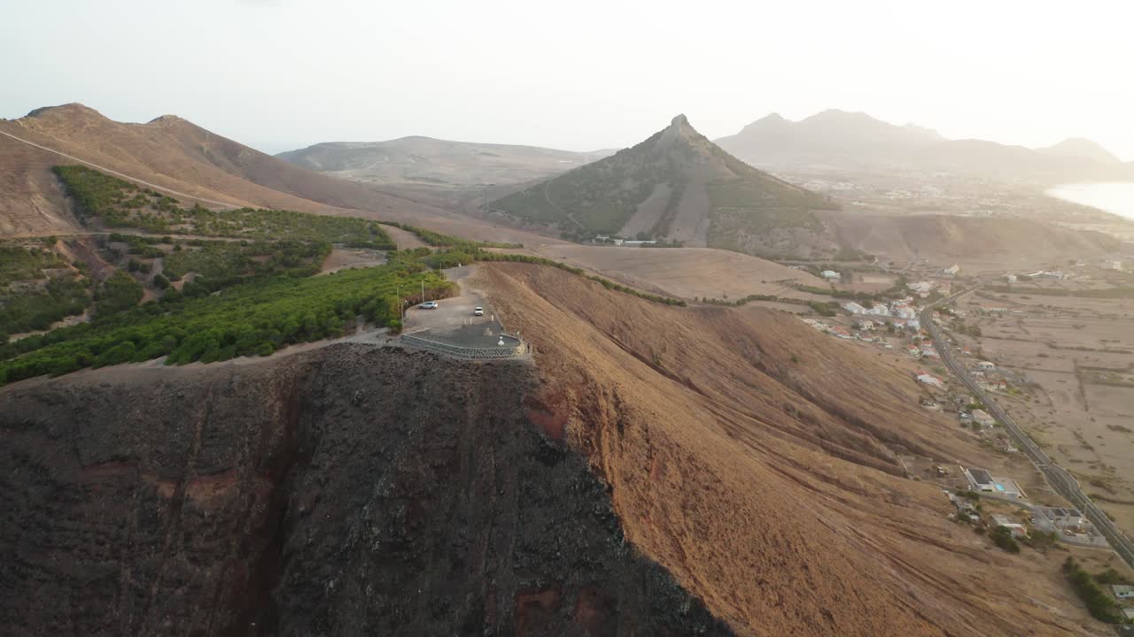 Volo davanti a Miradouro das Flores durante un'alba luminosa con Pico da Ana Ferreira sullo sfondo