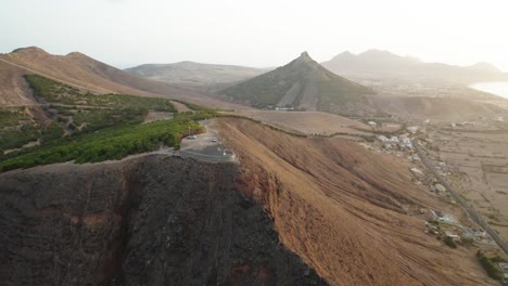 Vorbei-An-Miradouro-Das-Flores-Fliegen-Bei-Hellem-Sonnenaufgang-Mit-Pico-Da-Ana-Ferreira-Im-Hintergrund