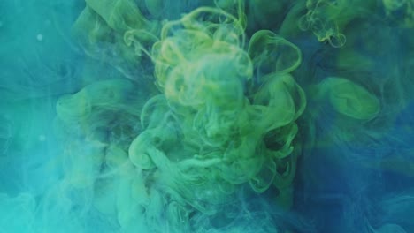 tinta mezcla de agua niebla de colores fluye gota azul verde