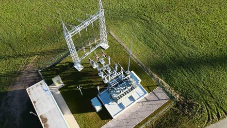 Del-Campo-A-La-Central-Eléctrica:-El-Viaje-De-Un-Molino-De-Viento-Y-Su-Transformador-De-Alto-Voltaje-En-Renania-Del-Norte-Westfalia,-Alemania