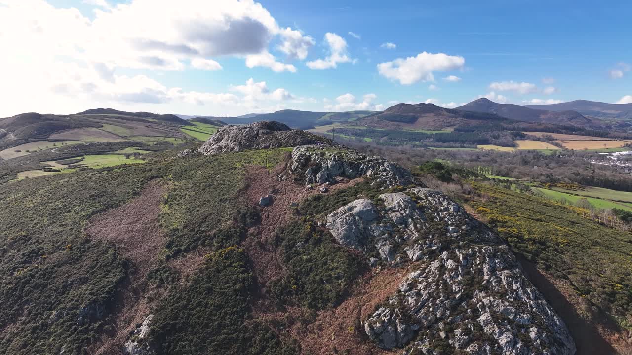Vista aérea superior do topo da colina Bray Head com o cume. Trilha em Bray, Wicklow, Irlanda. Paisagem