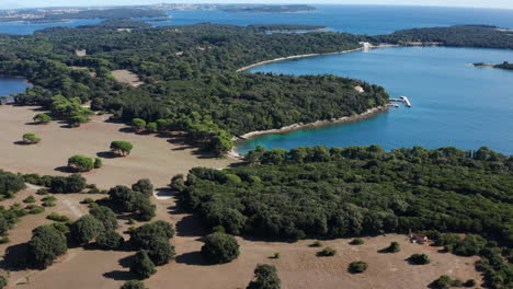 Impresionante-Vista-Aérea-Del-Parque-Nacional-De-Brijuni-En-La-Costa-De-Istria,-Croacia