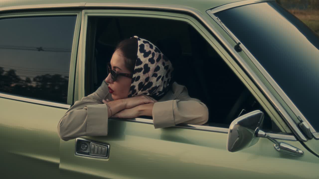 mujer en coche de época