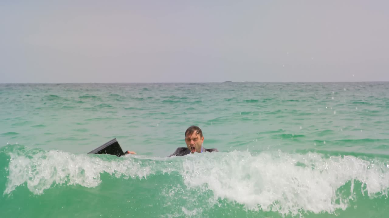 4k 해변에서 브리프케이스를 들고 바다에서 춤추는 백인 사업가의 전면 전망