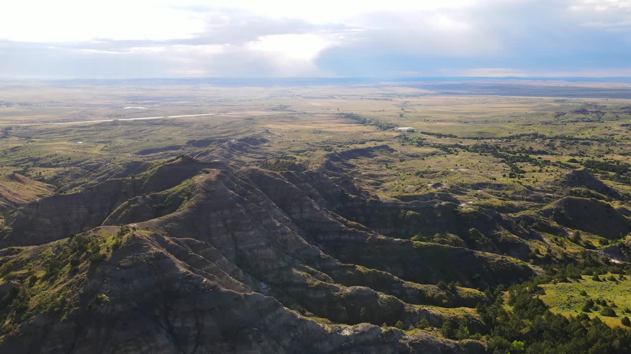 взгляд с воздуха на большой холм с очень четкими слоями различных пород в восточном вайоминге летом