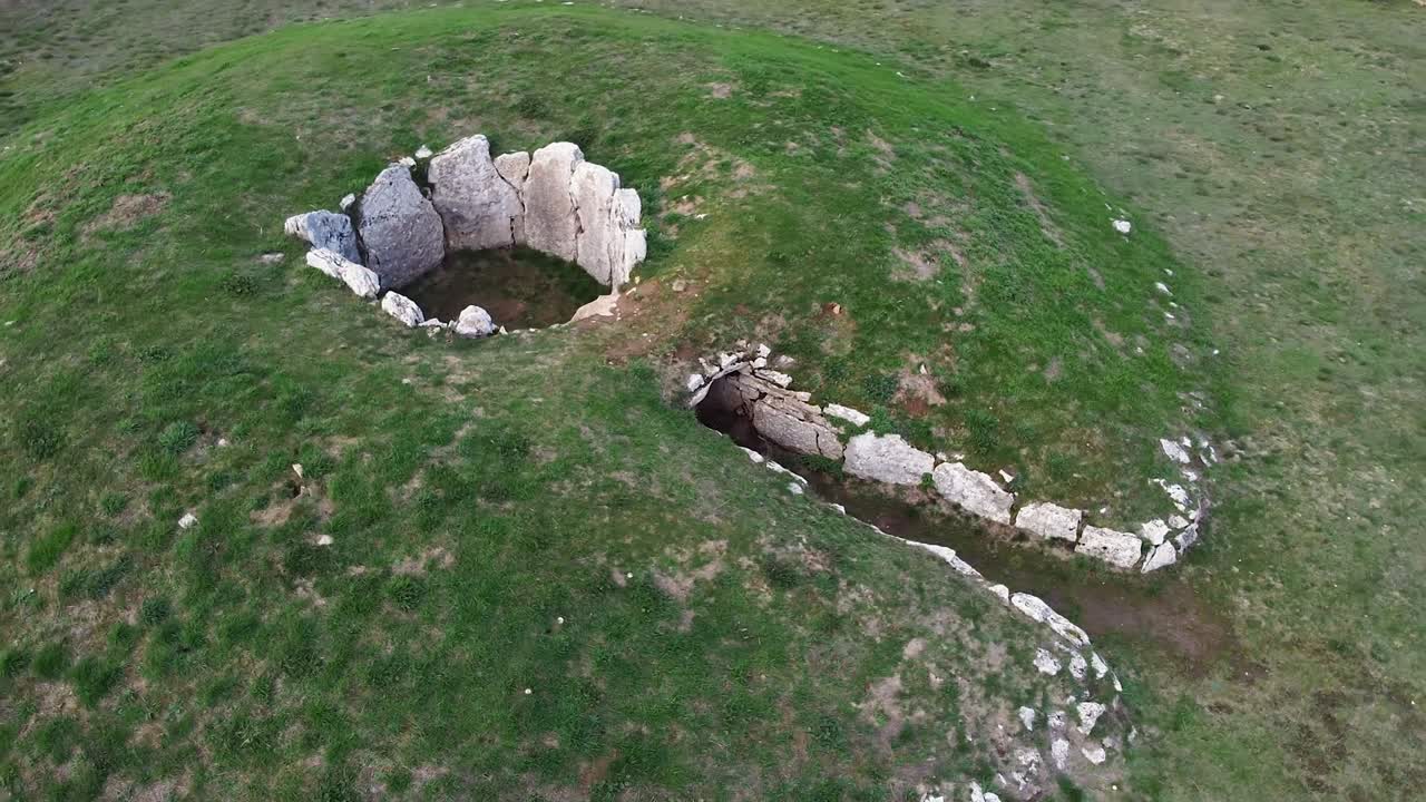 vista aérea del dolmen de la cabana, tumba megalítica en la provincia de burgos, españa. imágenes de alta calidad en 4k