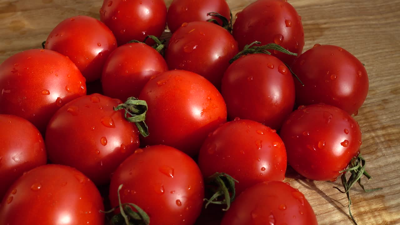 체리의 토마토는 움직임에서 총을 습니다.