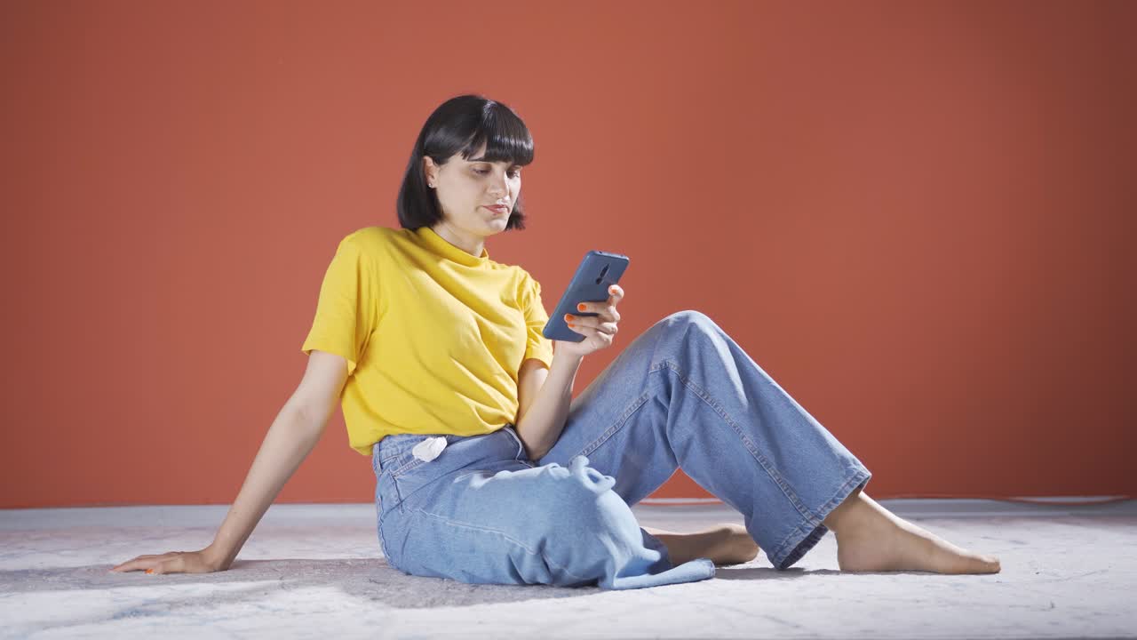 la mujer que recibe mensajes de ruptura se enoja.